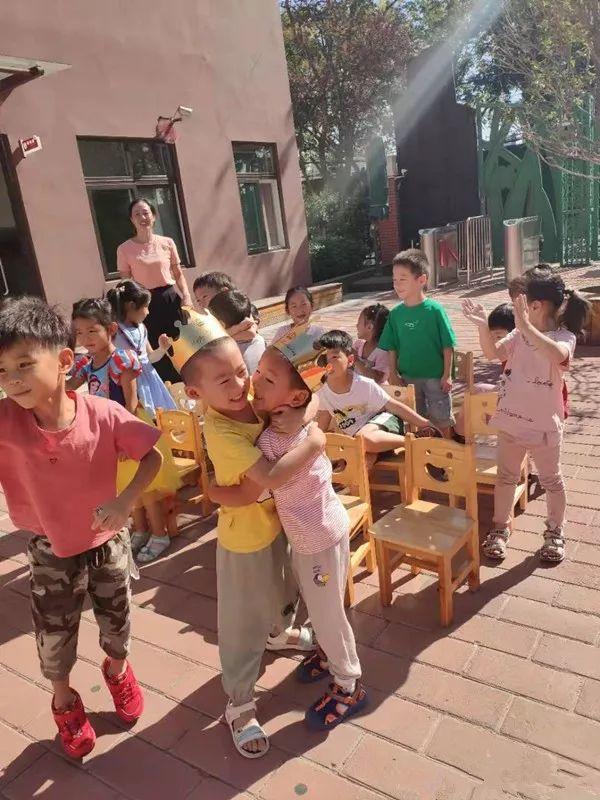 生日共聚、快乐共享、师生同乐——304am永利集团官网大树幼儿园八月生日会