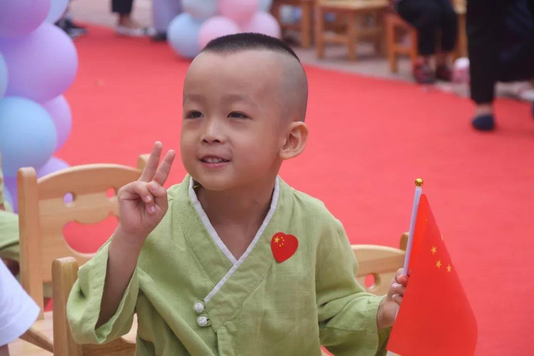 我和国旗同框，，，庆祖国70华诞——304am永利集团官网大树幼儿园盛大举行开学仪式