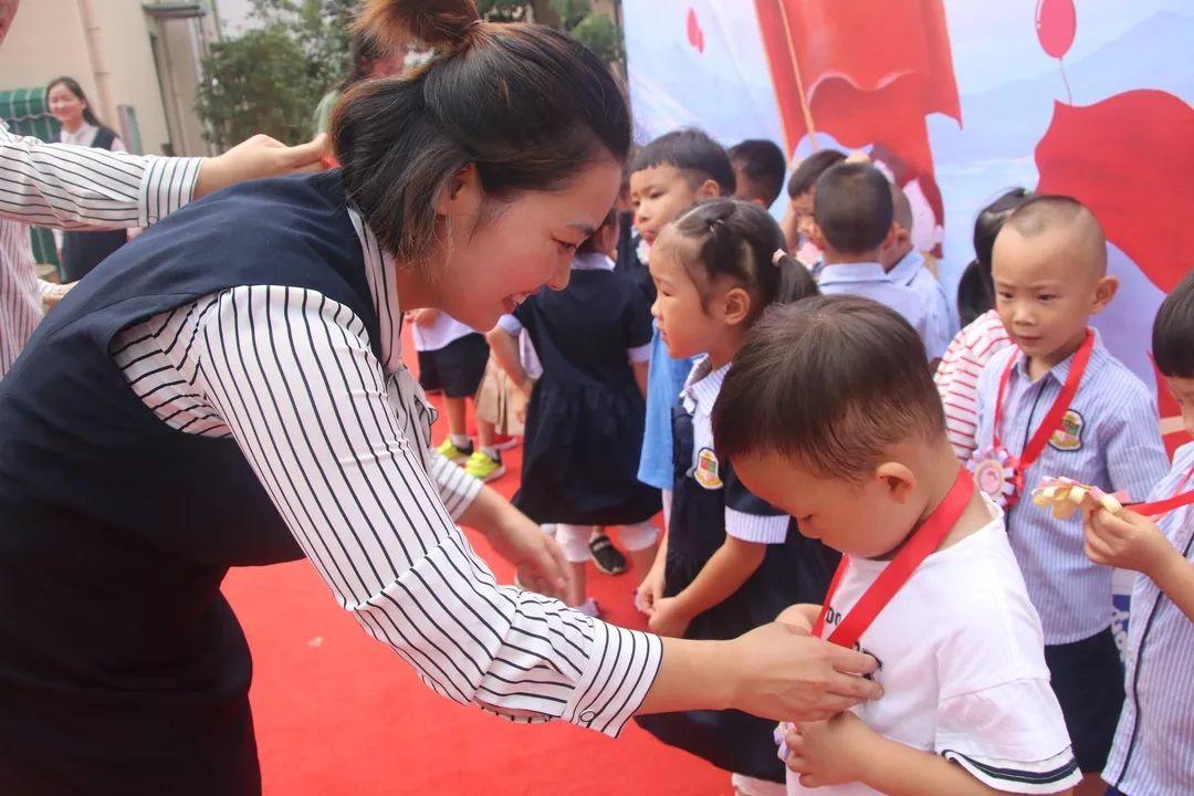 我和国旗同框，，，庆祖国70华诞——304am永利集团官网大树幼儿园盛大举行开学仪式