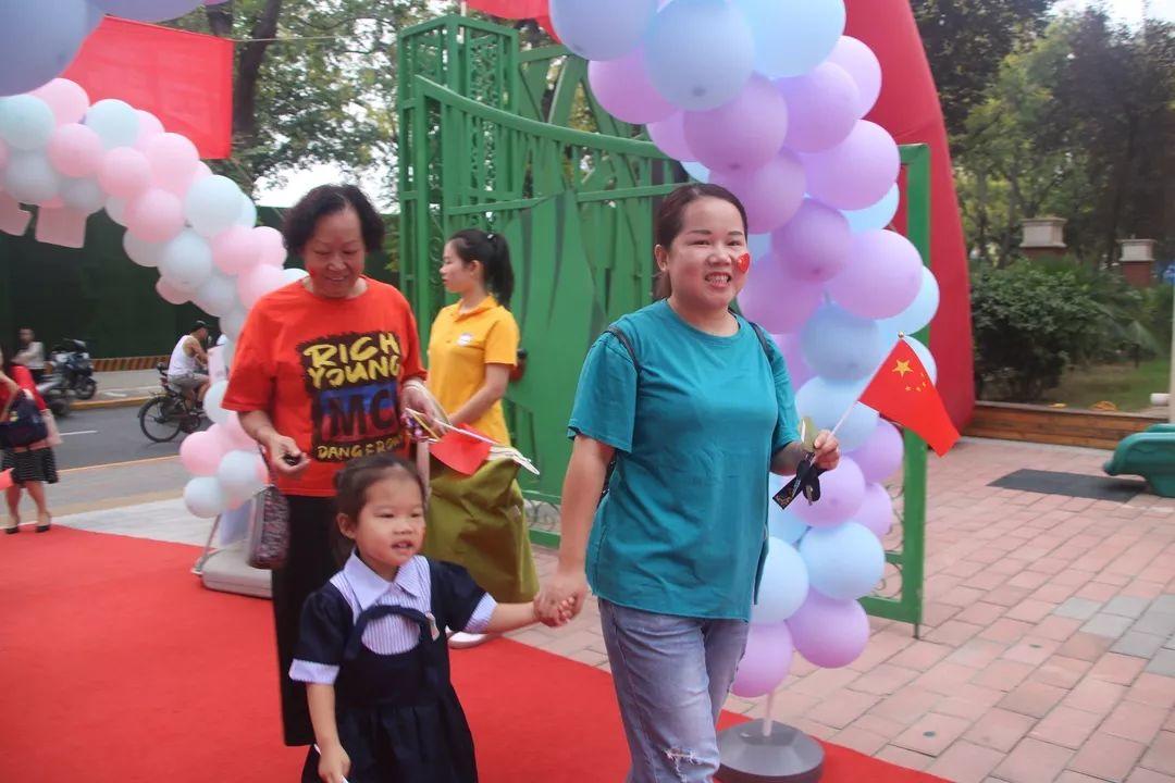 我和国旗同框，，，庆祖国70华诞——304am永利集团官网大树幼儿园盛大举行开学仪式