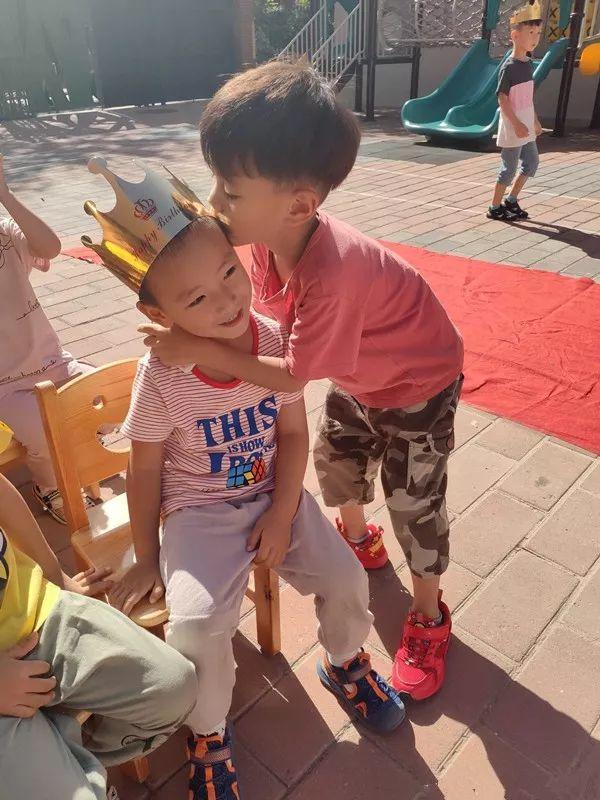 生日共聚、快乐共享、师生同乐——304am永利集团官网大树幼儿园八月生日会