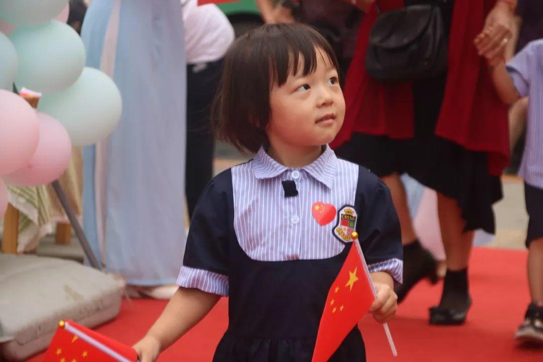 我和国旗同框，，，庆祖国70华诞——304am永利集团官网大树幼儿园盛大举行开学仪式