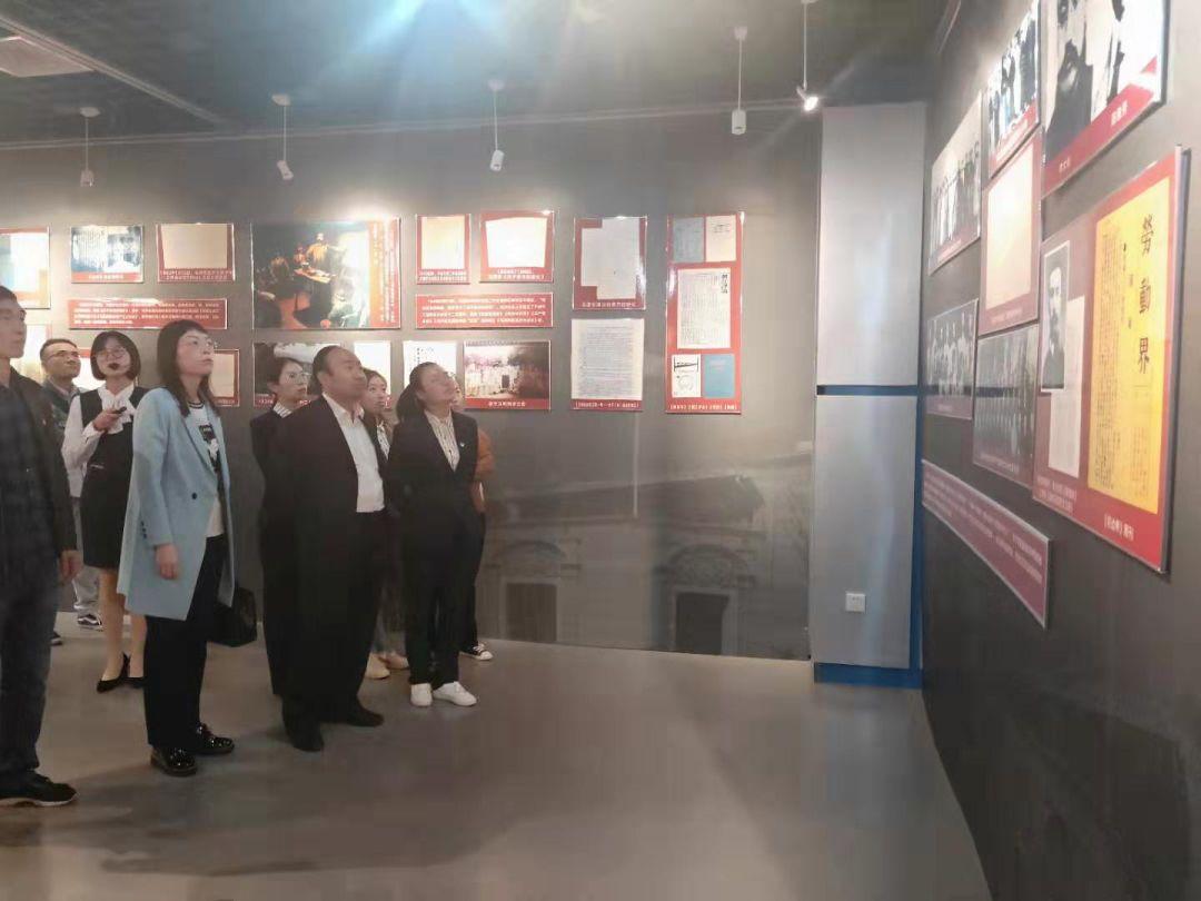 304am永利集团官网都会森林学校党员干部旅行郑州市档案馆“不忘初心、切记使命”主题教育档案文献展