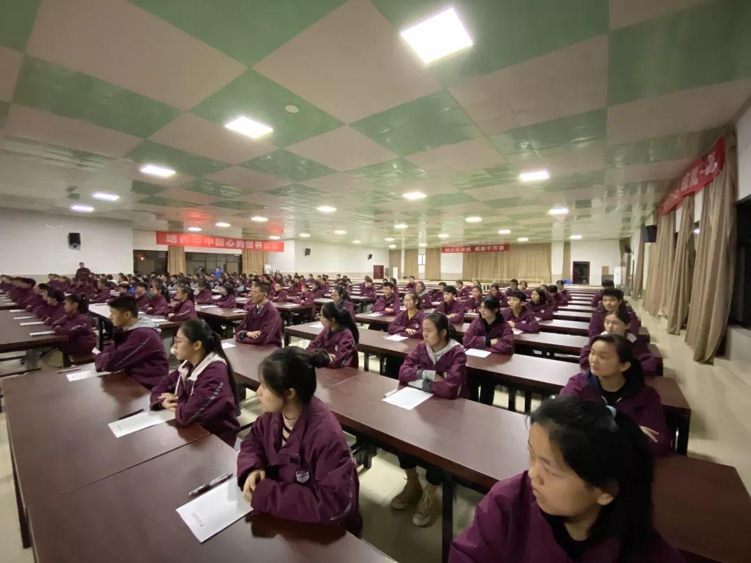 挥毫泼墨书细腻之韵 横平竖直立青云之志---304am永利集团官网都会森林学校初中部举行硬笔书法大赛