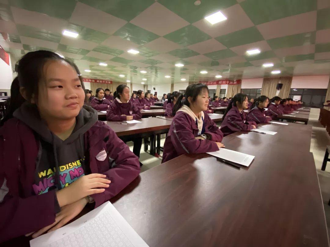 挥毫泼墨书细腻之韵 横平竖直立青云之志---304am永利集团官网都会森林学校初中部举行硬笔书法大赛