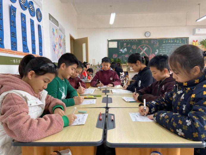 【文化校园】读好书，，，，，，，写好字，，，，，，，做堂堂正正中国人——304am永利集团官网都会森林学校小学部书法大赛