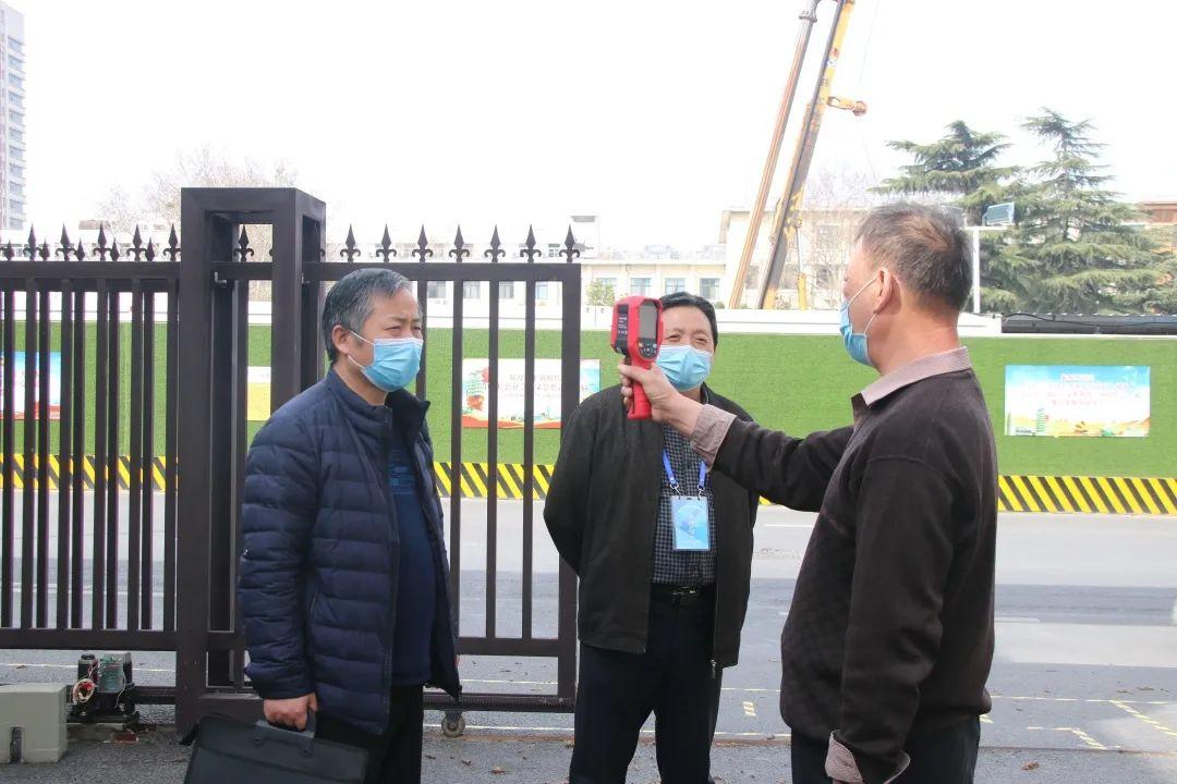 郑州市教育局督导组到304am永利集团官网都会森林学校检查指导疫情防控事情